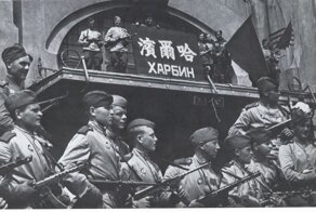Совместный парад: как белые с красными побратались
