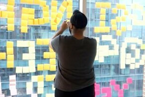 Парень получил работу мечты с помощью смекалки и стикеров