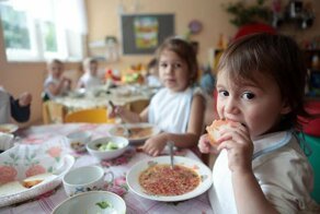 Почему завтракают сегодня, а обедню служат не в обед