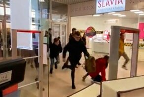 Оголодали: белорусы чуть не снесли KFC в погоне за бесплатной едой