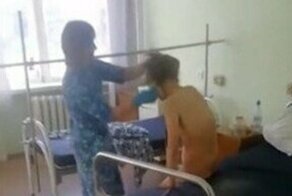Уборщица вымыла лицо пациентки половой тряпкой