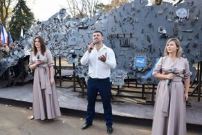 В Крыму открыли огромную кованую карту России