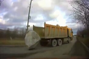 Огромный камень выпал из кузова грузовика в Свердловской области
