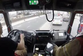 Вот как пожарные в Нидерландах ездят между автомобилями в случае чрезвычайной ситуации