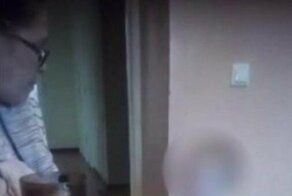"За жрачку родину продашь!":  в Сети появилось видео издевательств над трехлетним малышом
