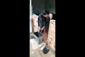 Как две девушки петарду взорвать пытались