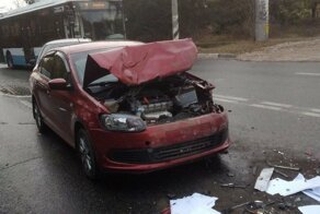 Эффектный "паровозик" с четырьмя автомобилями в Крыму