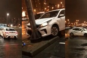 Нелегкая судьба автомобиля каршеринга: дрифт на парковке в Петербурге