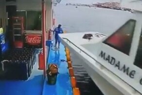 Работник плавучей заправки в последний момент увернулся от неуправляемого судна