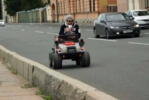 По городу на маленькой машинке: блогеры из Питера повеселили народ