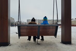 Власти Архангельска подарили городу качели, приковали к земле цепью и запретили качаться