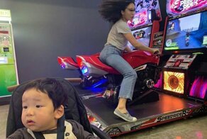 Мать года: кореянка публикует смешные снимки "личной жизни" с сыном