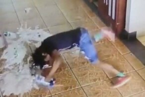 Неуклюжий покупатель совершил эпичное падение