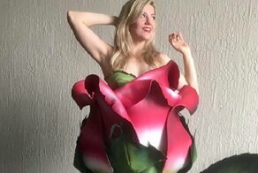 Потрясающий костюм розы из пены и туалетного сиденья
