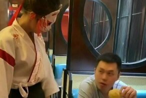 В китайских ресторанах можно получить помощь в открытии пива