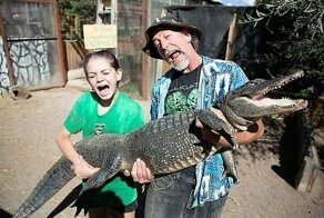 Бесстрашная 13-летняя девочка ухаживает за рептилиями на крокодиловой ферме