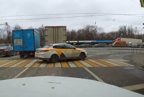 Потрясающий маневр таксиста в Москве попал на видео