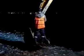 Спасение провалившейся под лед собаки с помощью экскаватора