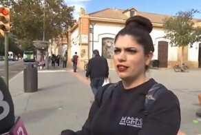 Девушка на эл.самокате дает интервью о правилах безопасной езды—через 15 секунд ее сбивает машина