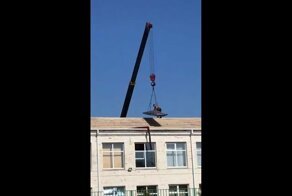 Зато тендер выиграли: Грандиозное фиаско рабочих во время ремонта крыши школы