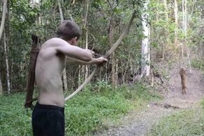 Храбрый австралиец показывает как можно выжить в дикой природе