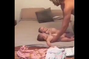 Молодой отец пытается подготовить двух своих малышей ко сну