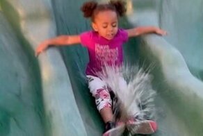 При спуске с горки, девочку окатило водой из лужи. Eё реакция бесподобна!