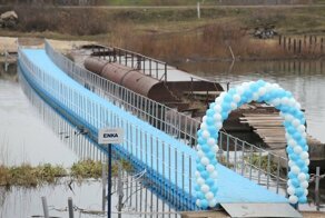 В Татарстане чиновники торжественно открыли пластиковый мост, который зимой придётся убрать