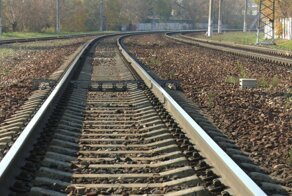 Вагончик тронется - другой останется: пассажирам пришлось пешком догонять поезд