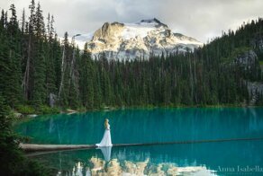 Девушка делает автопортреты на фоне природы, чтобы показать красоту и гармонию