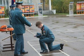 В Красноярском крае кадетов посвятили в выпускники японским мечом-катаной