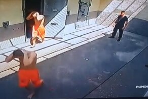 Бразильские зэки взяли в заложники охранника и сутки держали его в своей камере