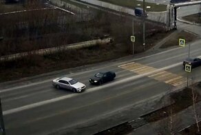 Дорожный кёрлинг в Омске: пескоразбрасыватель не успел совсем немного