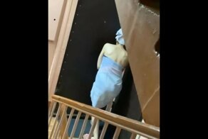 Девушка попала в неловкую ситуацию, выйдя после душа на лестничную клетку