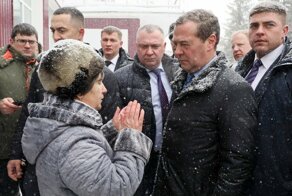 Под Барнаулом пенсионерка упала на колени перед Медведевым