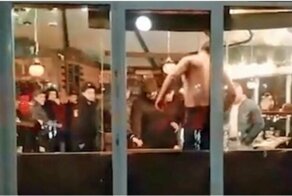 Полицейские не спешили скручивать "качка", устроившего дебош в тульском кафе