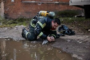Спасение наглотавшегося на пожаре дыма котенка