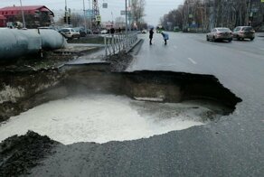 В Тюмени на проезжей части образовалась огромная яма с бурлящей водой