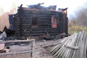 Мать, державшая 10 лет взаперти троих детей, подожгла дом и покончила с собой