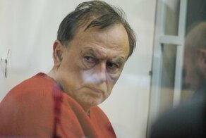 В Питере девушка с французским флагом прыгнула в Мойку вслед за историком
