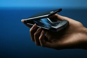 Motorola показала современную "раскладушку" Razr с гибким экраном