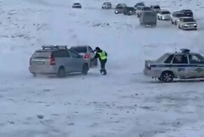 Хаос на ледовой переправе в Якутии: сотрудника ГИБДД сбили с ног