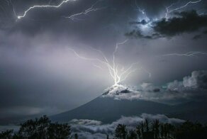 Фотограф запечатлел момент, когда молния ударила по вулкану в Гватемале