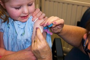 В Германии будут штрафовать родителей за отказ от прививок