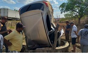 Водитель потерял контроль над автомобилем и упал в колодец