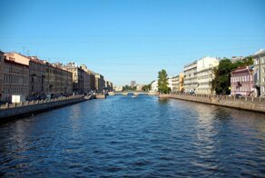 В Петербурге машина с двумя детьми рухнула в реку