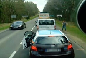 Белорусские туристы выбросили мусор в окно машины и моментально получили урок от поляков