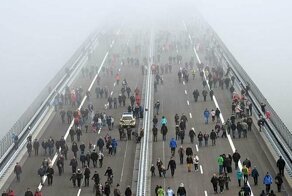 Невероятные фотографии показывают, как люди проходят по мосту Хохмозель в Германии