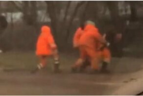 Конкуренция? Драка дворников в Москве попала на видео