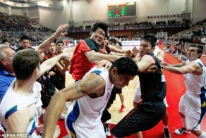 Драка во время матча между сборными Китая и Бразилии (20 фото+видео)